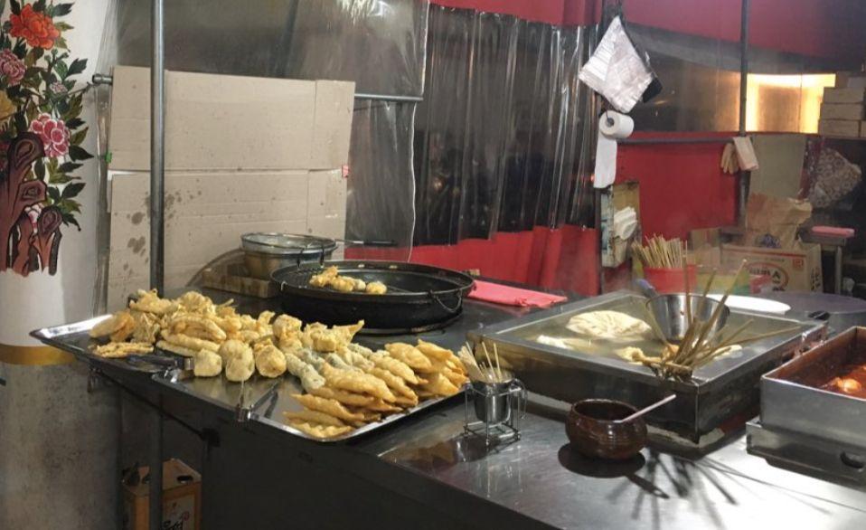 韓國布帳馬車擺滿了各式各樣的炸物，由於搭配辣炒年糕食用，讓其風味更加出眾，示範如何享受經典韓國小吃。